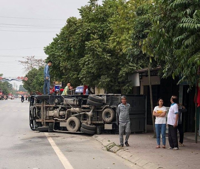 Hải Phòng: Xe Land Cruiser gây tai nạn liên hoàn, xe tải lật nhào