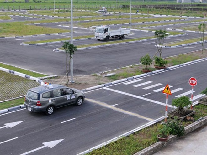 Đề xuất “mất bằng lái xe phải thi lại”: Đẩy khó cho người dân