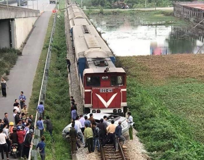 Ô tô bị tàu hỏa đâm khi vượt đường sắt ở Hải Dương, 5 người cấp cứu