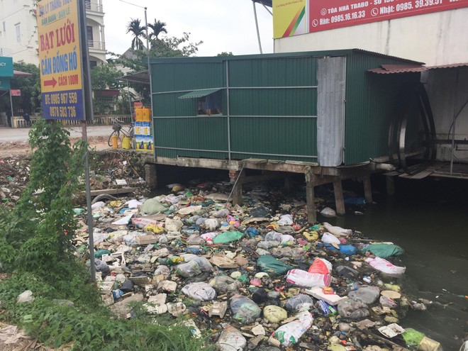 Hàng loạt công trình lấn chiếm dòng kênh: Chủ tịch huyện Ninh Giang “lực bất tòng tâm“?