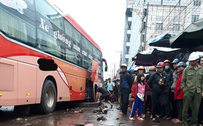 Xe khách tông liên hoàn vào những người họp chợ, 5 người thương vong