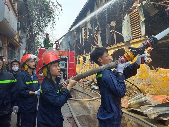 Lãnh đạo Rạng Đông “gian dối” thuỷ ngân trong bóng đèn: nên “luận tội” theo luật?