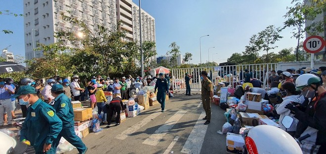 Khu cách ly Covid-19: Dừng ngay tiếp tế... hãy để “đội phục vụ” được nghỉ!