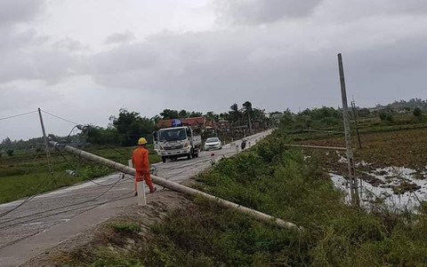 Hàng trăm cột điện gãy đổ ở miền Trung do bão số 5: Nghi ngờ là đúng?