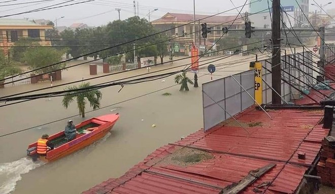 “Đại hồng thủy” nhấn chìm 71.000 nhà, Quảng Bình hoãn Đại hội Đảng