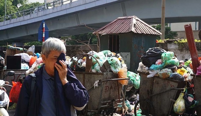 Rác thải ngập phố Yên Phụ: Cty Minh Quân đang “vệ sinh” tuyến phố nào Hà Nội?