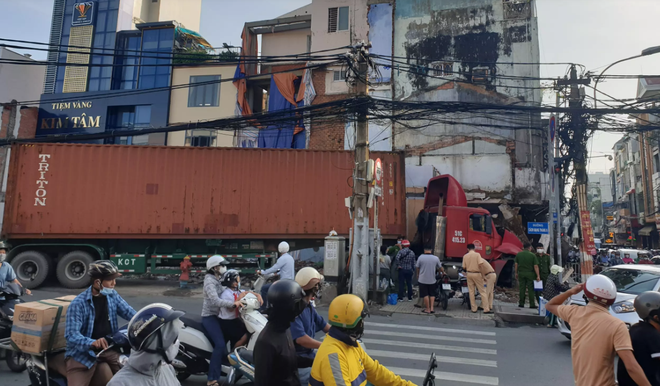 TP.HCM: Xe container tông dải phân cách, lao vào tiệm vàng