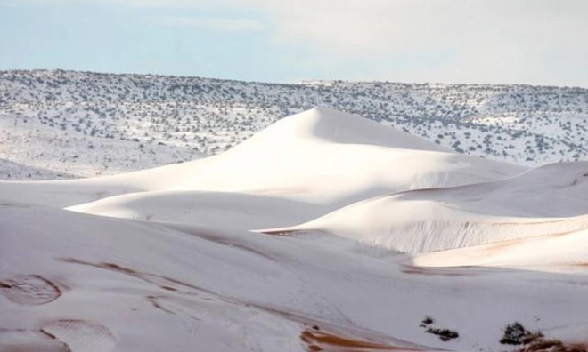 Kinh ngạc sa mạc Sahara chìm dưới lớp tuyết dày 1 m 