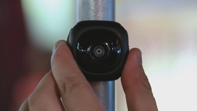 Nữ giúp việc chết lặng khi phát hiện camera giấu kín trong phòng tắm