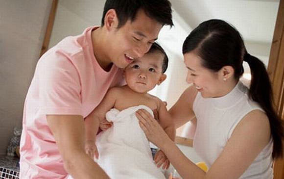 Vợ hành xử cao tay khi vô tình phát hiện chồng có con riêng