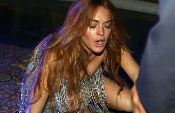 Lindsay Lohan ngã sõng xoài trên thảm đỏ