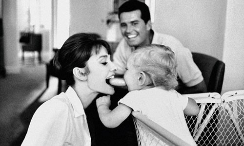 Những khoảnh khắc đời thường của huyền thoại Audrey Hepburn