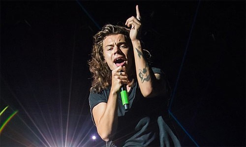 Harry Styles bị fan ném lon nước ngọt vào mặt