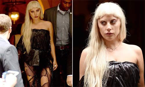 Lady Gaga mặc váy làm bằng túi rác