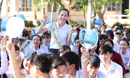 Hoa khôi Nam Em rạng ngời về thăm trường cũ