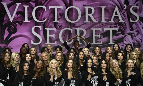 Hàng chục người mẫu phấn khích chuẩn bị cho show Victoria’s Secret