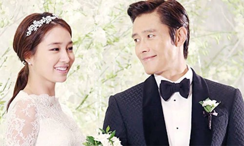 Lee Byung Hun hôn người phụ nữ khác trước mặt vợ