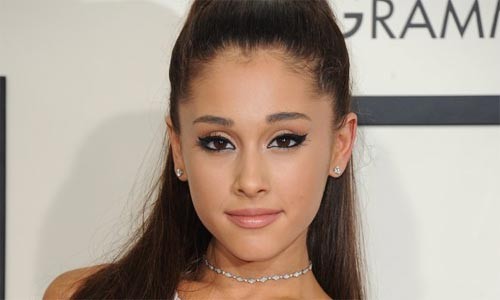 Ariana Grande suy sụp sau vụ nổ bom trong show diễn ở Anh