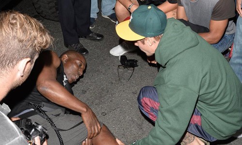 Justin Bieber đâm ô tô vào paparazzi, gây náo loạn đường phố