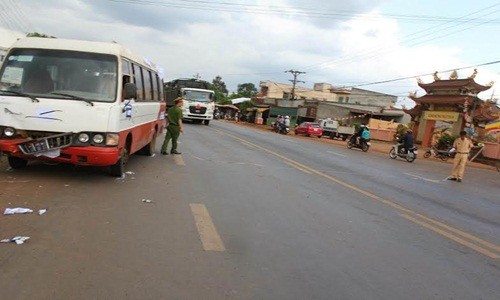 Đắk Lắk: Va chạm giữa ô tô khách và xe máy, 2 người nguy kịch 