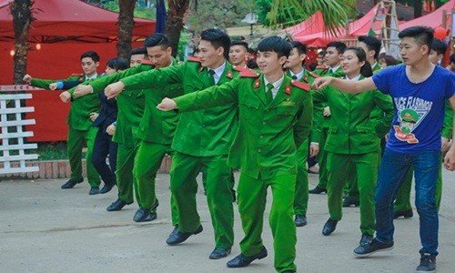 Nhảy “Bống bống bang bang” phiên bản nam sinh cảnh sát