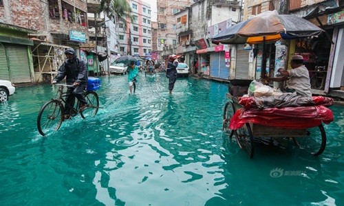 Chưa hết bàng hoàng với "sông máu", sông xanh kỳ quái xuất hiện