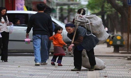 Chuyện lạ hôm nay: Cụ già nhặt được ví tiền và chuyện bất ngờ phía sau