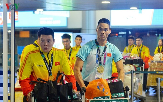 Những “Người hùng” Pencak Silat về nước trong vòng tay người hâm mộ