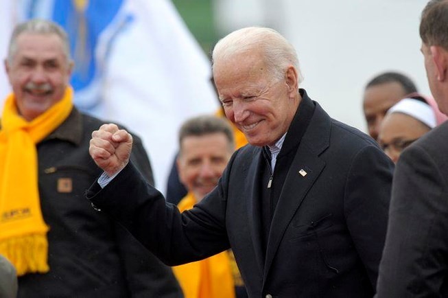 Cựu Phó Tổng thống Biden chính thức cạnh tranh với ông Trump