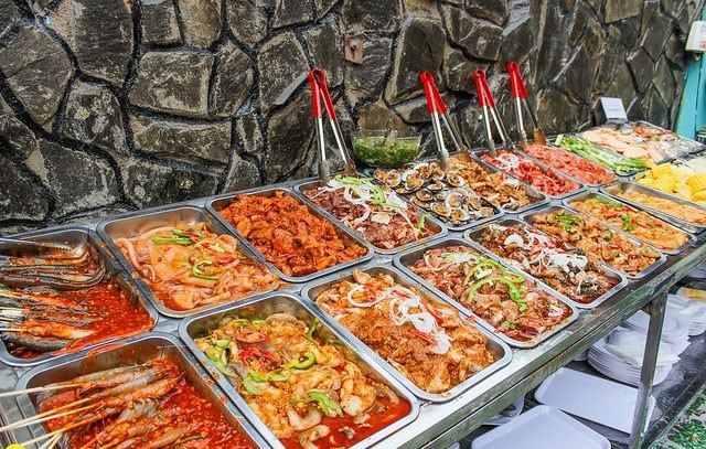 Muốn ăn buffet được nhiều mà không bị lỗ, học ngay 4 tuyệt chiêu này