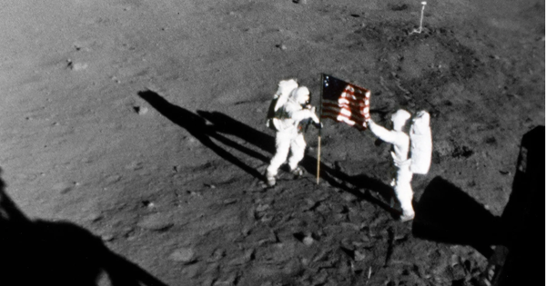 Số phận kỳ lạ của túi bụi Mặt Trăng tàu Apollo 11 mang về