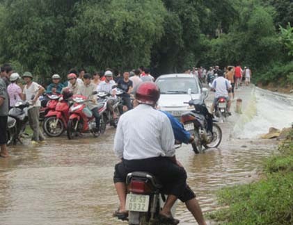 Bốn người chết, hàng chục tỉ đồng trôi theo mưa lũ