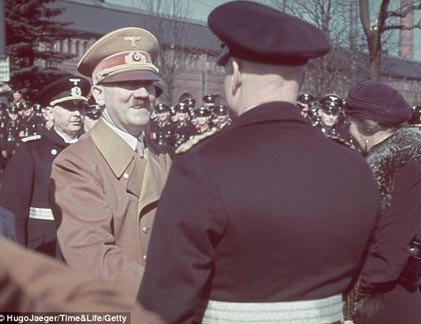 Những bức ảnh bị chôn vùi dưới đất về Adolf Hitler 