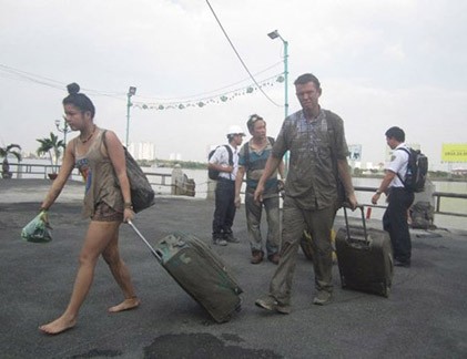 Tàu cháy, hành khách nhảy xuống sông, lấm lem bùn đất