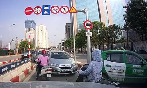 Ô tô, xe máy nối đuôi nhau đi ngược chiều trên cầu vượt Hà Nội