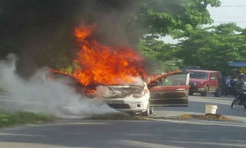 Nắng nóng, taxi bị thiêu rụi vì rơm rạ