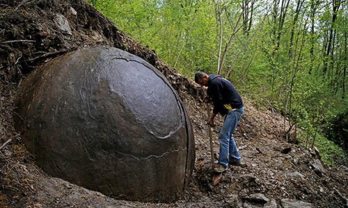 Bí ẩn khối cầu đá “ngoài hành tinh” ở Bosnia