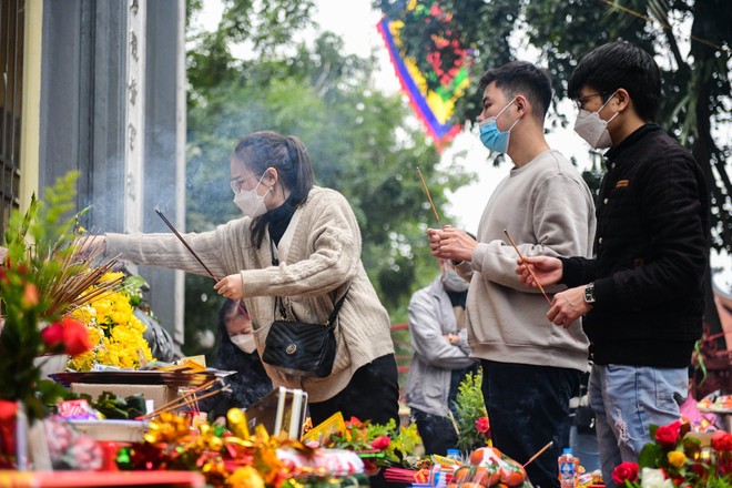 Hàng trăm người đứng vái vọng ngoài cổng phủ Tây Hồ