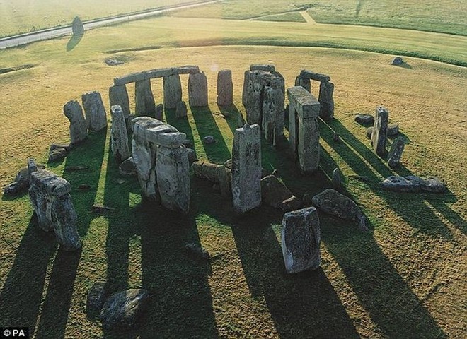 Chán động lời giải bí mật bãi đá cổ Stonehenge: Sự thật bất ngờ!