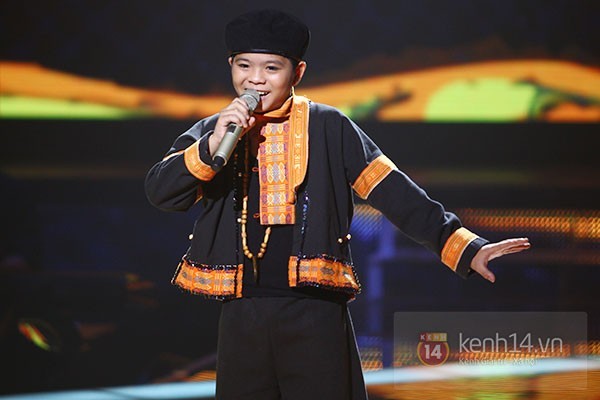 Quang Anh làm The Voice Kids đỡ nhạt với “Chiếc khăn piêu“