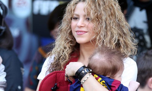 Shakira mang con trai thứ hai đến cổ vũ Gerard Pique