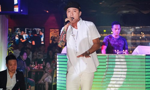 Tuấn Hưng tất bật chạy show sau ồn ào vạ miệng