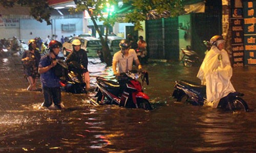 Người Sài Gòn thất thểu lội nước lúc nửa đêm