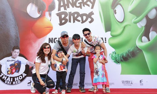 Thái Hòa, Huy Khánh hào hứng đi ra mắt phim "Angry Birds"