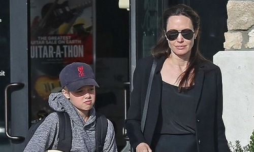 Angelina Jolie mở tiệc ăn mừng vụ ly hôn với Brad Pitt