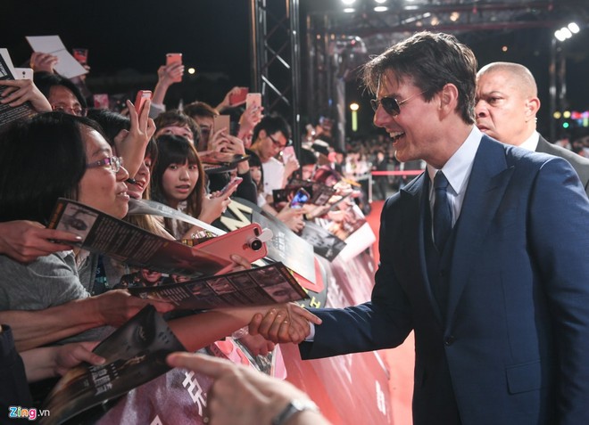 Fan chờ bảy tiếng dưới mưa, xin chữ ký Tom Cruise lên đầu