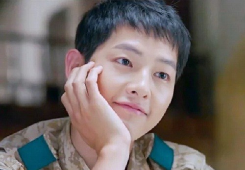 Song Joong Ki thân mật với một cô gái trẻ, có tình mới hậu ly hôn?