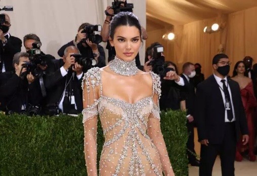 Kendall Jenner cầm đầu phe “mặc như không” trên thảm đỏ Met Gala 