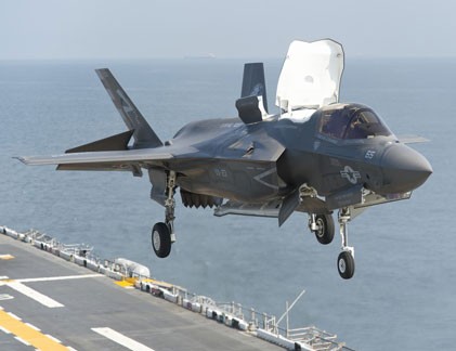 Xem siêu tiêm kích F-35B hạ cánh như trực thăng 