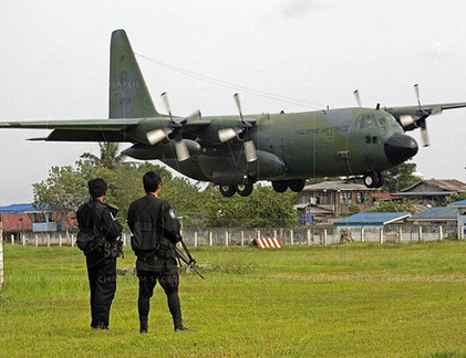 Philippines mua thêm máy bay và xe bọc thép